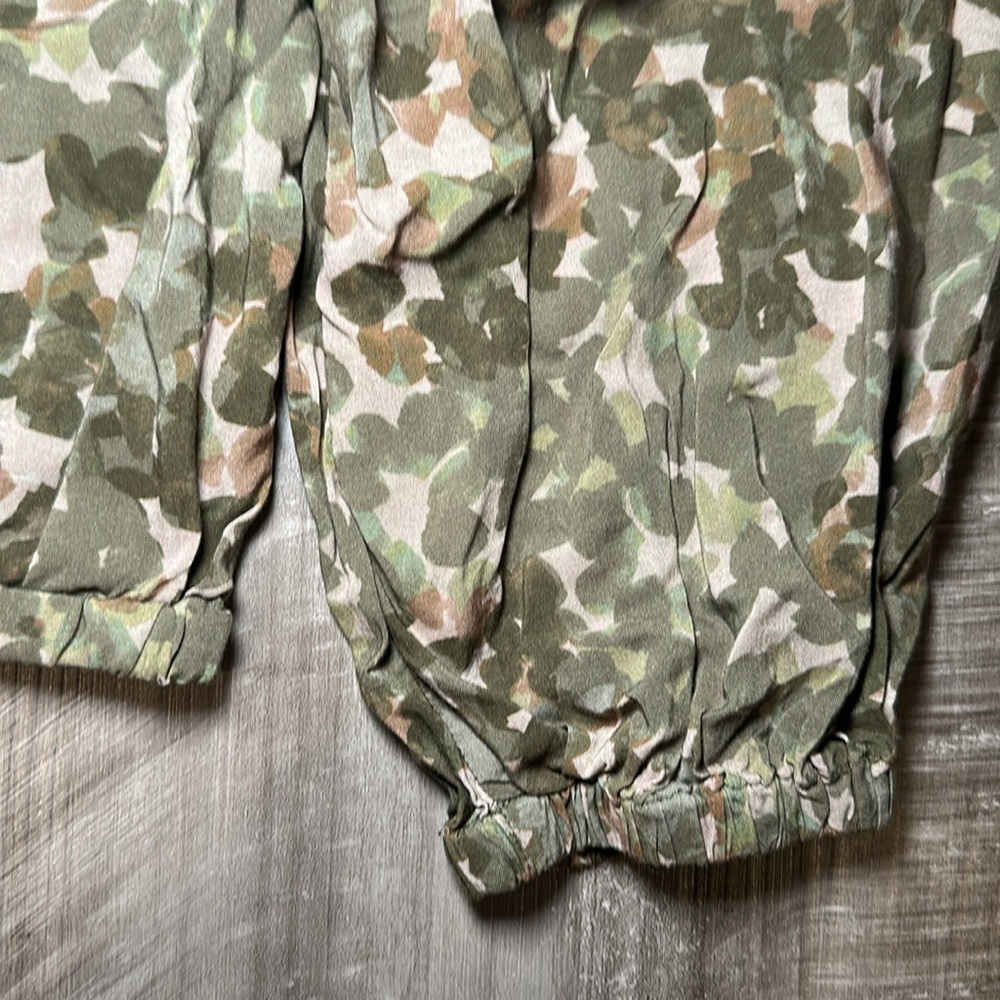 Cloth & Stone Anthropologie Green Camouflage Elastic Hems Blouse - Small - Picture 3 of 5